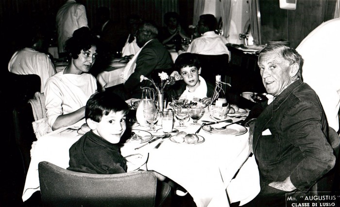 Paul et Madd Nelson avec leurs fils. 1960