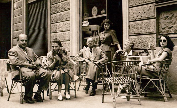 Madd Nelson debout derrière sa mère et son père, le peintre Ugo Giannattasio. Rome, 1947
