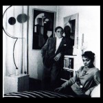Paul et Madd Nelson dans leur appartement. Sculpture de Calder et toile d'U. Giannattasio à gauche. On devine une statuete de Giaccometti entre eux. Paris, années 1950