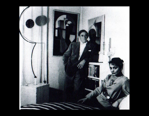 Paul et Madd Nelson dans leur appartement. Sculpture de Calder et toile d'U. Giannattasio à gauche. On devine une statuete de Giaccometti entre eux. Paris, années 1950
